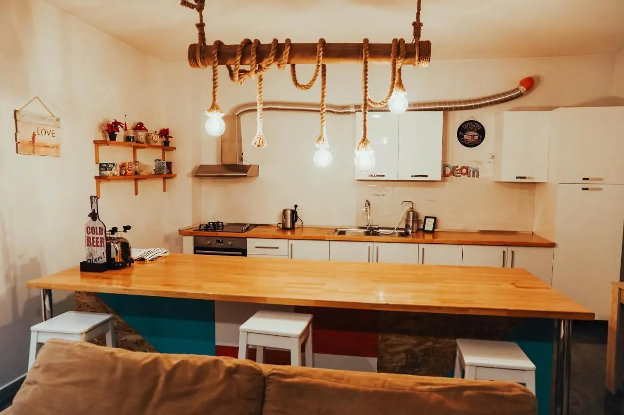 Art Hostel Τίρανα 0*,  Αλβανία